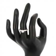 Zásnubný prsteň zo striebra 925 - lesklé ramená so zirkónikmi, väčší zirkón v kotlíku
