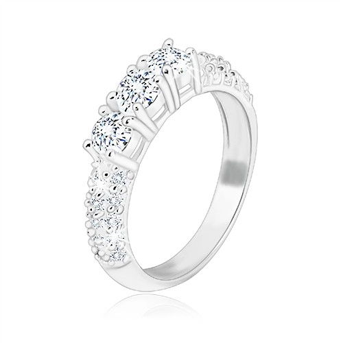 E-shop Šperky Eshop - Zásnubný prsteň zo striebra 925 - tri trblietavé zirkóny, menšie zirkóniky na ramenách BB08.06