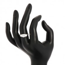 Strieborný 925 prsteň - tri okrúhle trblietavé zirkóny, srdiečkové výrezy