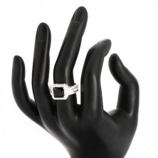 Strieborný prsteň 925 - čierny zirkónový štvorec, číry zirkónový lem a ramená