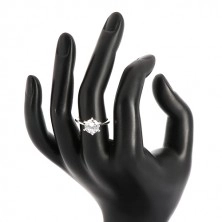 Strieborný prsteň 925 - úzke ramená, trojuholníky a transparentný zirkón, 8 mm