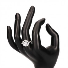 Zásnubný prsteň zo striebra 925 - okrúhly zirkón s trblietavým lemom, lesklé ramená