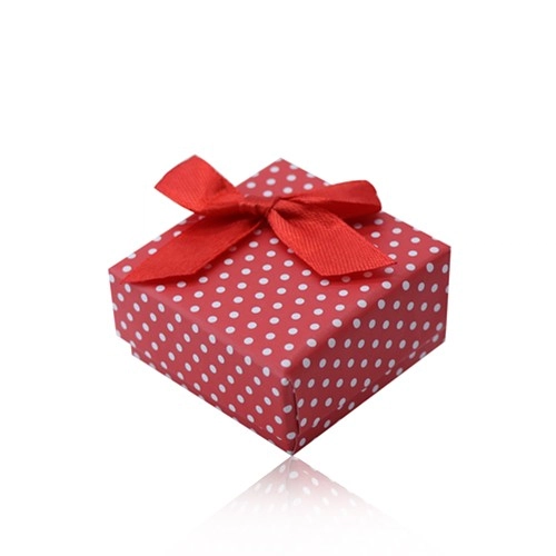 E-shop Šperky Eshop - Červená darčeková krabička na prsteň alebo náušnice, biele bodky, mašlička Y38.12