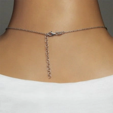 Ródiovaný strieborný náhrdelník 925 - motív "MOM" tvorený písmenami "M" a srdiečkom