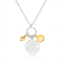 Lesklý strieborný 925 náhrdelník - známka s nápisom "SUN KISSED", slniečko a guľôčka v zlatej farbe