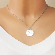 Ródiovaný strieborný náhrdelník 925 - lesklý krúžok s nápisom "Mom" v kontúre srdca
