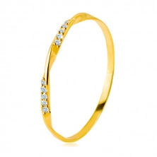 Zlatý 585 prsteň - hladká zvlnená línia zdobená ligotavými zirkónikmi v čírom odtieni