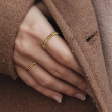 Oceľový prsteň v zlatej farbe - zatočená kontúra v tvare lana, 2 mm