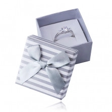 Bielo-sivá darčeková krabička na prsteň alebo náušnice - pásikavý vzor s mašličkou