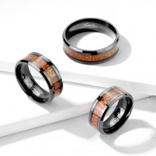 Oceľový prsteň v čiernej farbe - prúžok s dreveným motívom, hladká číra glazúra