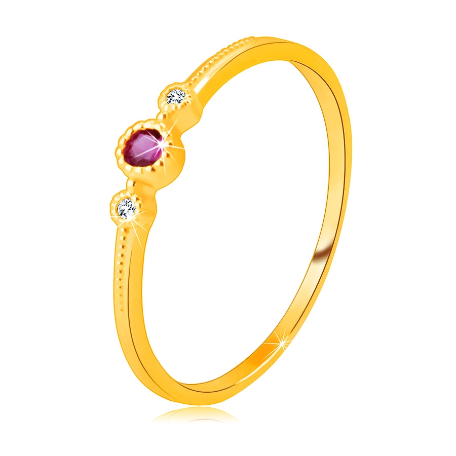Prsteň zo žltého 14K zlata - červený rubín v objímke, okrúhle zirkóniky, bodky - Veľkosť: 51 mm