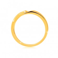 Zlatá obrúčka v 14K zlate - prsteň s jemnými zárezmi, malý zirkónik