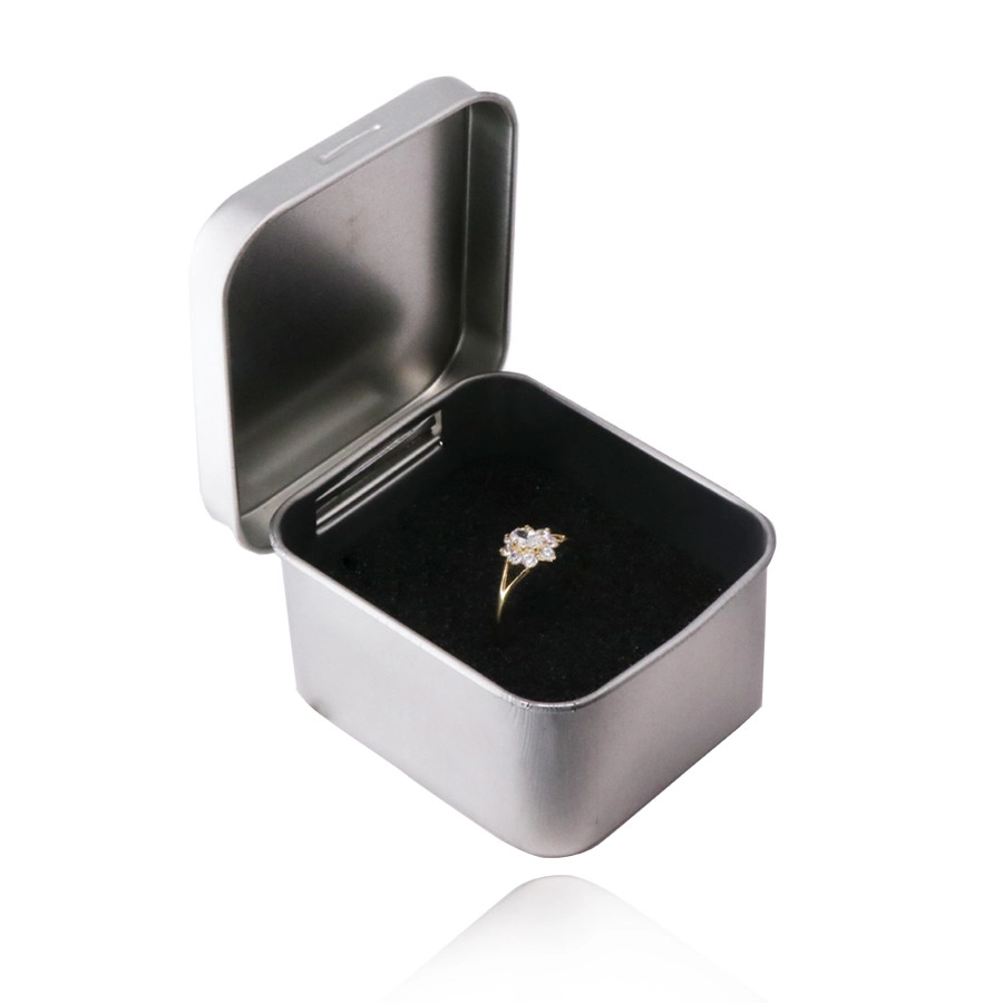 E-shop Šperky Eshop - Plechová darčeková krabička na šperk - strieborná farba, saténový povrch Y05.07