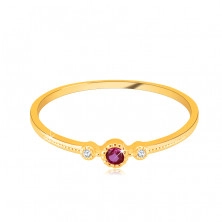 Diamantový prsteň zo 14K žltého zlata - rubín v objímke, číre brilianty, drobné guličky