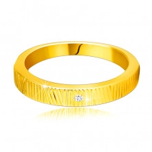 Diamantový prsteň zo žltého 14K zlata - jemné ozdobné zárezy, číry briliant, 1,5 mm