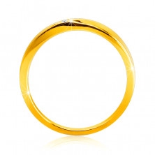 Diamantový prsteň zo žltého 585 zlata - jemne skosené ramená, číry briliant