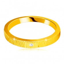 Diamantový prsteň zo žltého 14K zlata - jemné ozdobné zárezy, číry briliant, 1,3 mm 