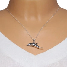 Strieborný 925 náhrdelník - prívesok v tvare plávajúceho delfína, zrkadlovolesklý povrch