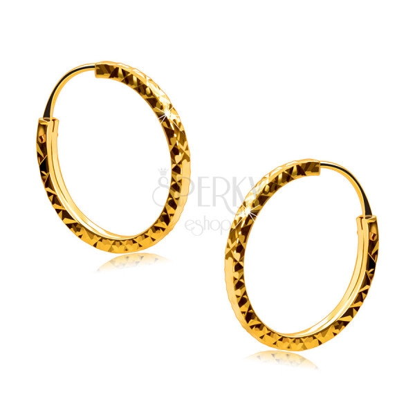 Náušnice v žltom 375 zlate - kruhy zdobené diamantovým rezom, hranaté ramená, 14 mm