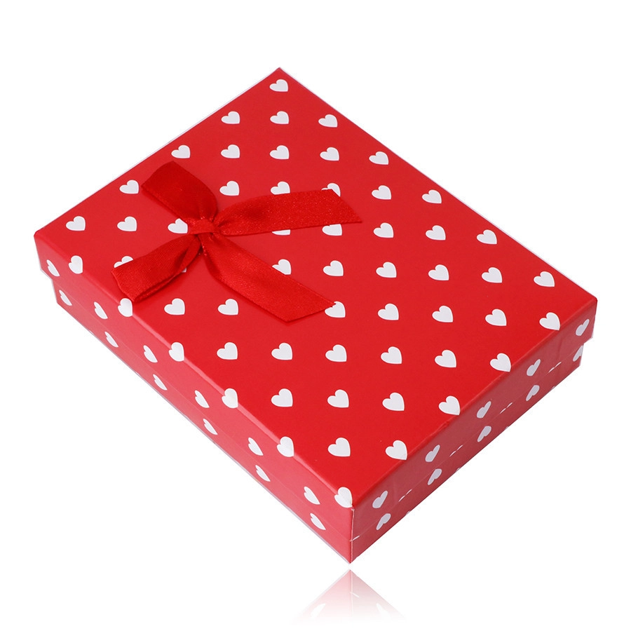 E-shop Šperky Eshop - Darčeková krabička na retiazku alebo set – biele srdiečka, červený podklad Y41.11
