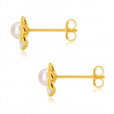 Náušnice v žltom zlate 375 - biela perla, dva číre zirkóniky, zvlnená kontúra obláčika