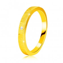 Prsteň zo žltého 14K zlata - jemné ozdobné zárezy, číry zirkón, 1,3 mm 