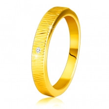 Prsteň zo žltého 14K zlata - jemné ozdobné zárezy, číry zirkón, 1,5 mm