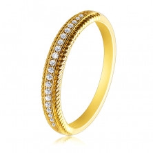 Zlatý 14K prsteň - ozdobne vrúbkované lemovanie ramien, číre zirkóniky