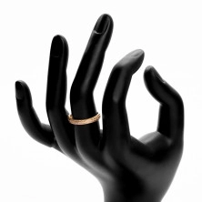 Zlatý 14K prsteň - ozdobne vrúbkované lemovanie ramien, číre zirkóniky