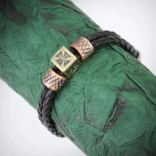 Čierny kožený náramok - dvojitý pletenec, kovové prívesky, keltský kríž a nápis