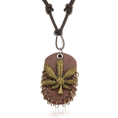 E-shop Šperky Eshop - Náhrdelník z umelej kože, prívesky - list marihuany zlatej farby, ovál s krúžkami R24.15
