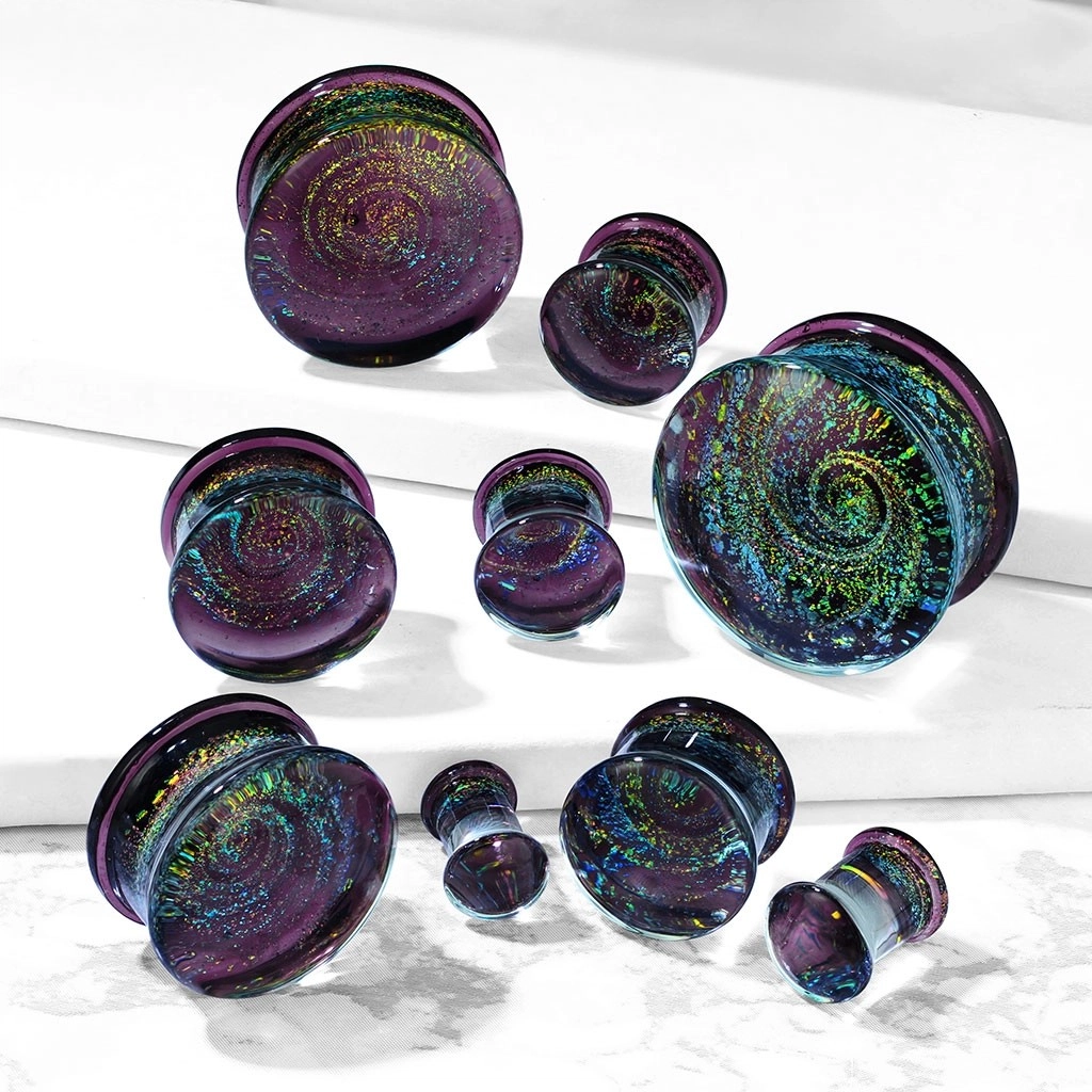 Sklenený plug do ucha - fialový, motív galaxie, špirála s farebnými glitrami - Hrúbka piercingu: 25 mm