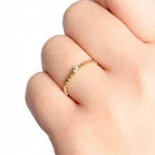 Jemný prsteň zo žltého 14K zlata - vyvýšený číry zirkón, štruktúrované ramená