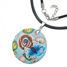 Okrúhly Fimo náhrdelník - list, kvety, modrobiely motýľ