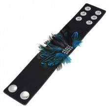 Čierny kožený náramok - modré pávie perá
