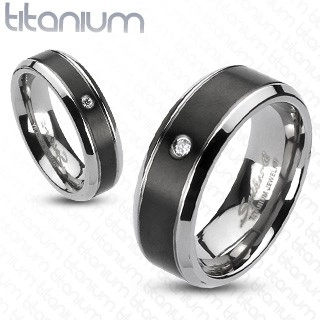 Titánový prsteň - čierny pás so zirkónom - Veľkosť: 57 mm
