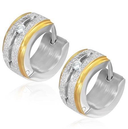 E-shop Šperky Eshop - Okrúhle pieskované náušnice z ocele so zirkónom, okraje zlatej farby AA04.21