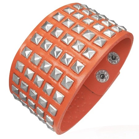 E-shop Šperky Eshop - Koženkový náramok - vystupujúce pyramídky, oranžový U12.4