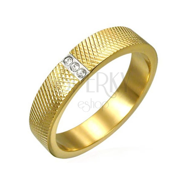Oceľový prsteň zlatej farby - hustý gravírovaný vzor, tri zirkóny