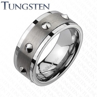 E-shop Šperky Eshop - Wolfrámový prsteň - brúsený stredný pás, kužele K16.2