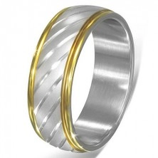 Dvojfarebný oceľový prsteň - šikmé zárezy striebornej farby a lem zlatej farby