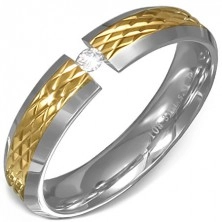 Prsteň z ocele - vrúbkovaný pás zlatej farby, okraje striebornej farby a číry kameň