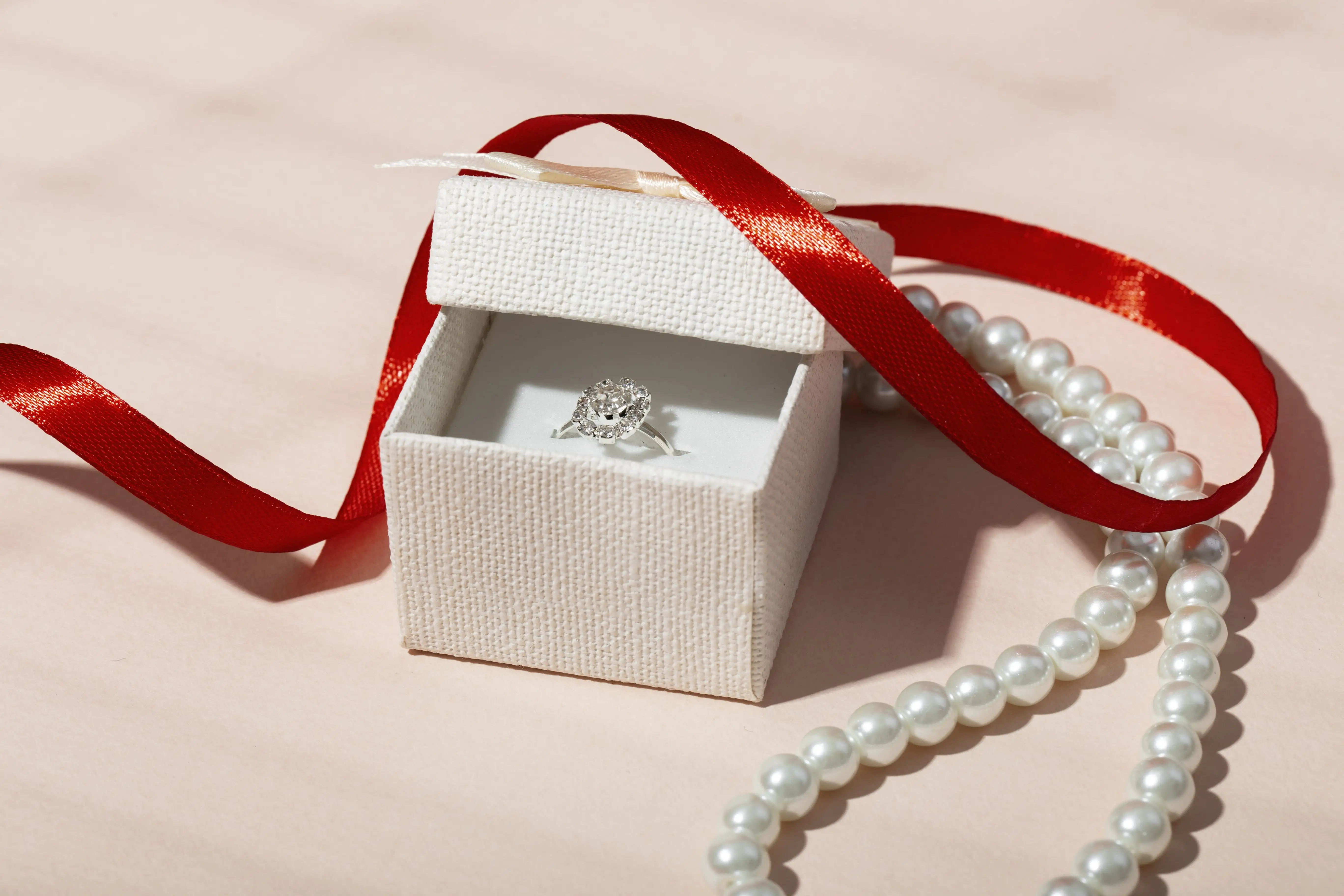 Krabička s prsteňom a náhrdelník, ktorý muž daroval žene na Valentína.