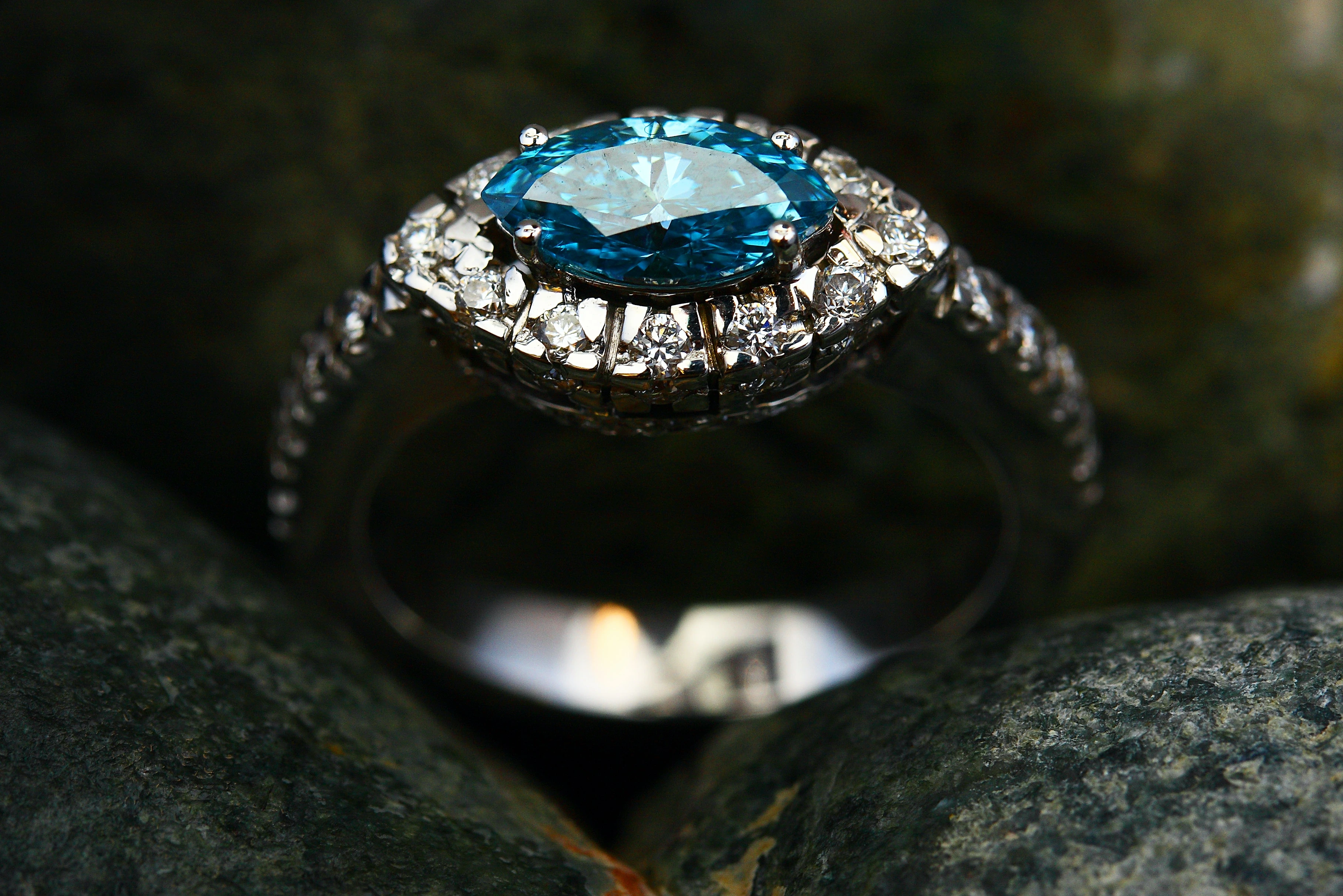 Pierścionek zaręczynowy z niebieskim kamieniem, który spodoba się każdej kobiecie.