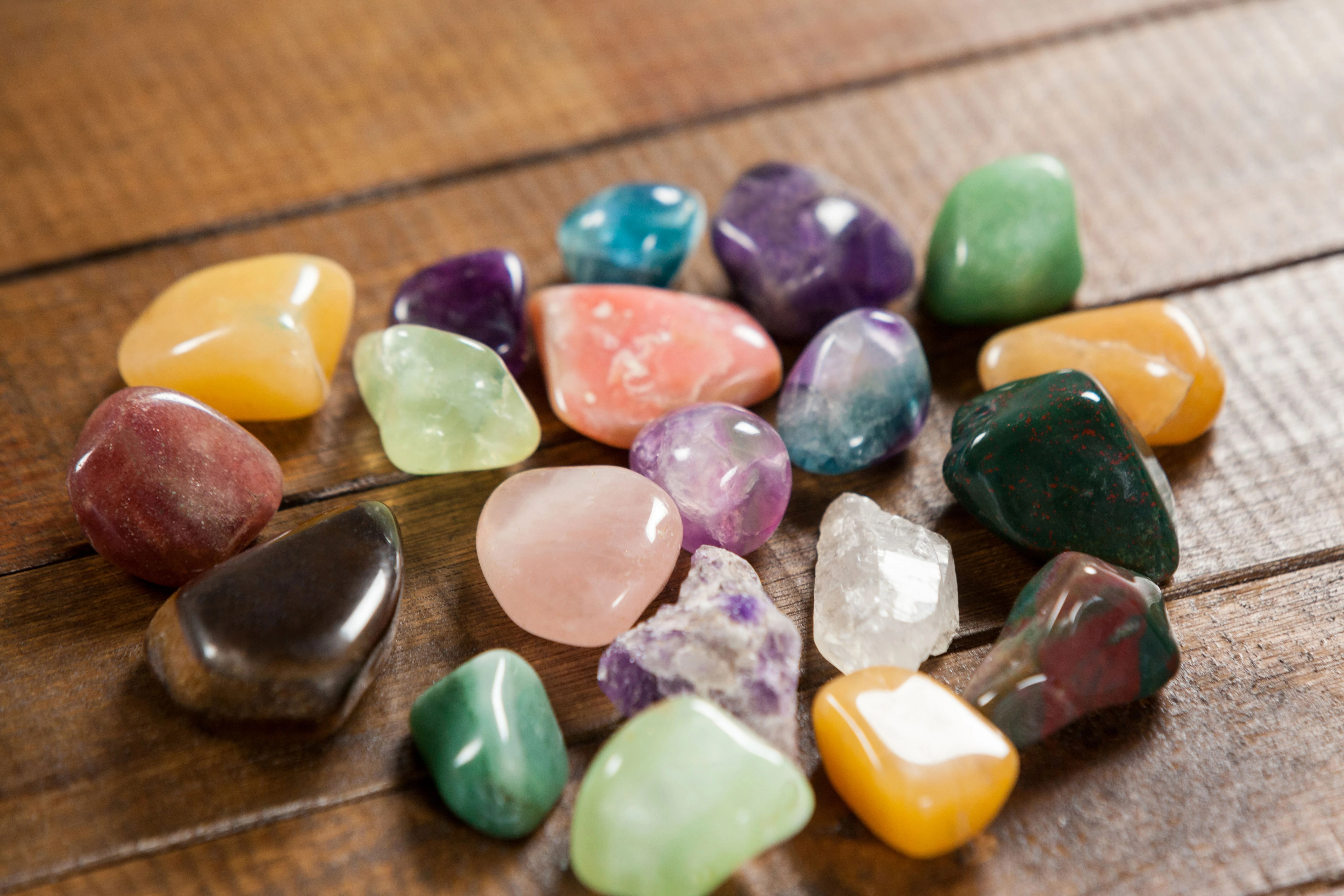 Několik různých druhů přírodních kamenů v různých barvách, které ovlivňují náš psychický a zdravotní stav.