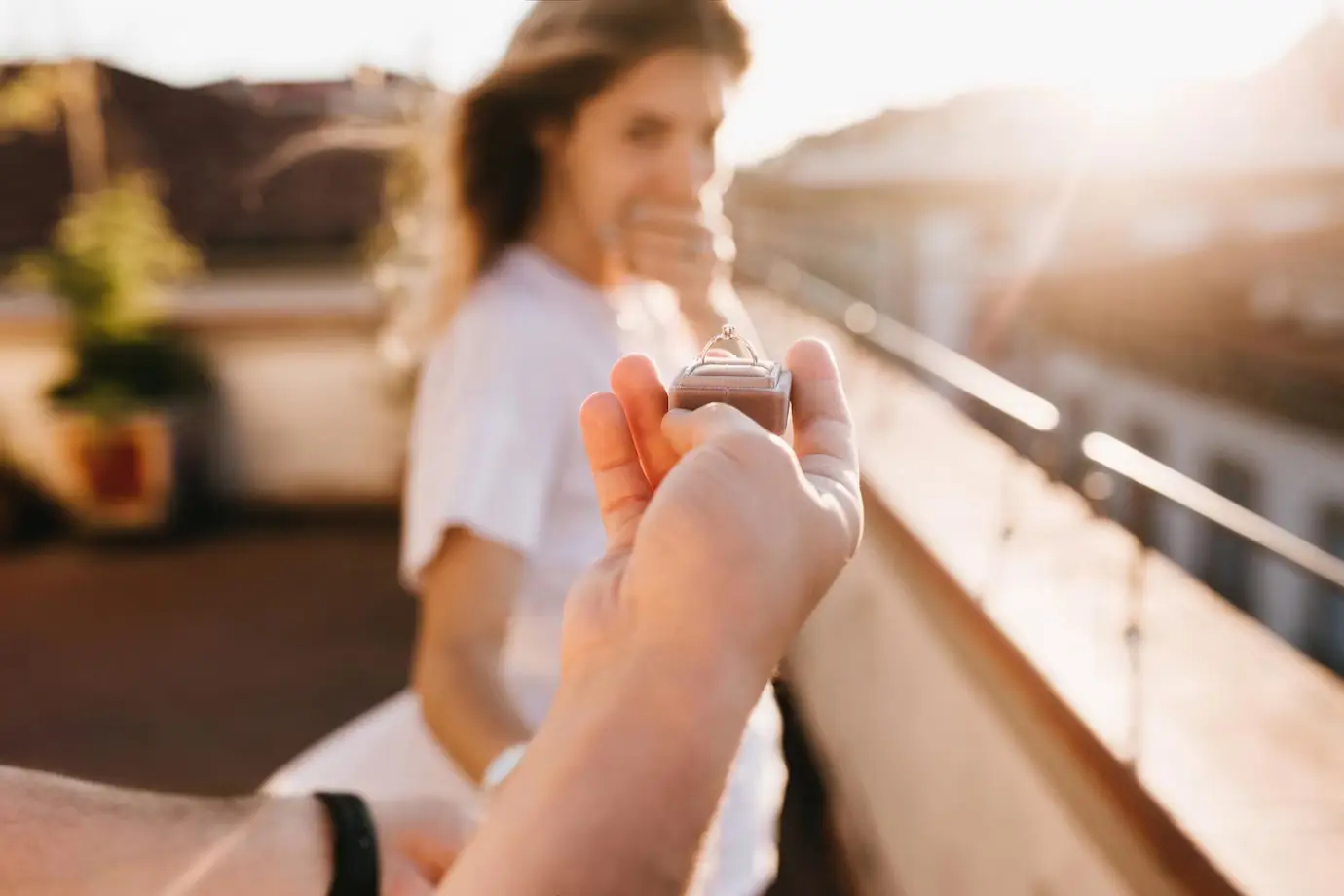 Un bărbat cere în căsătorie o femeie cu un inel de logodnă