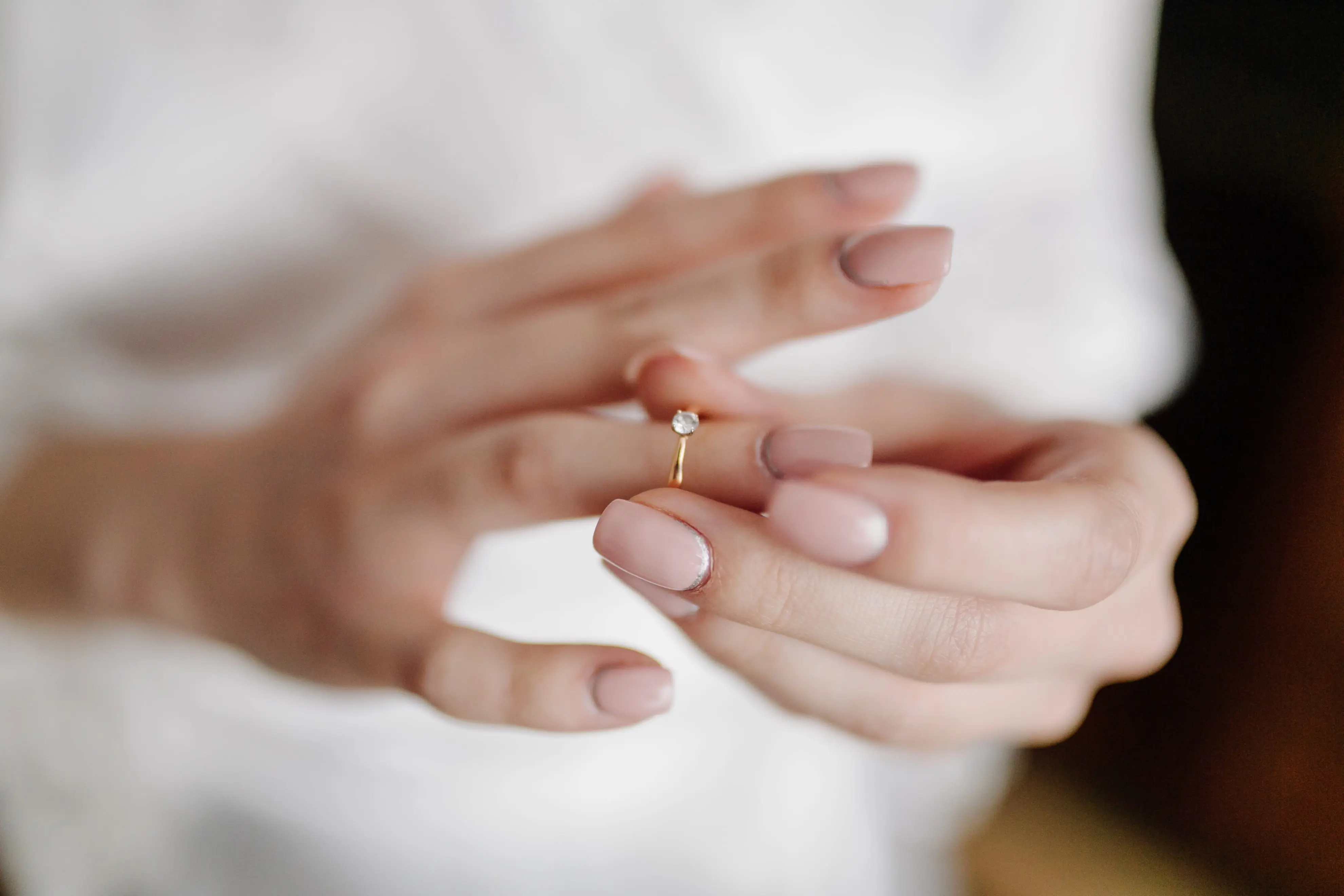 Ženska, katere zaročni prstan se ji popolnoma prilega.