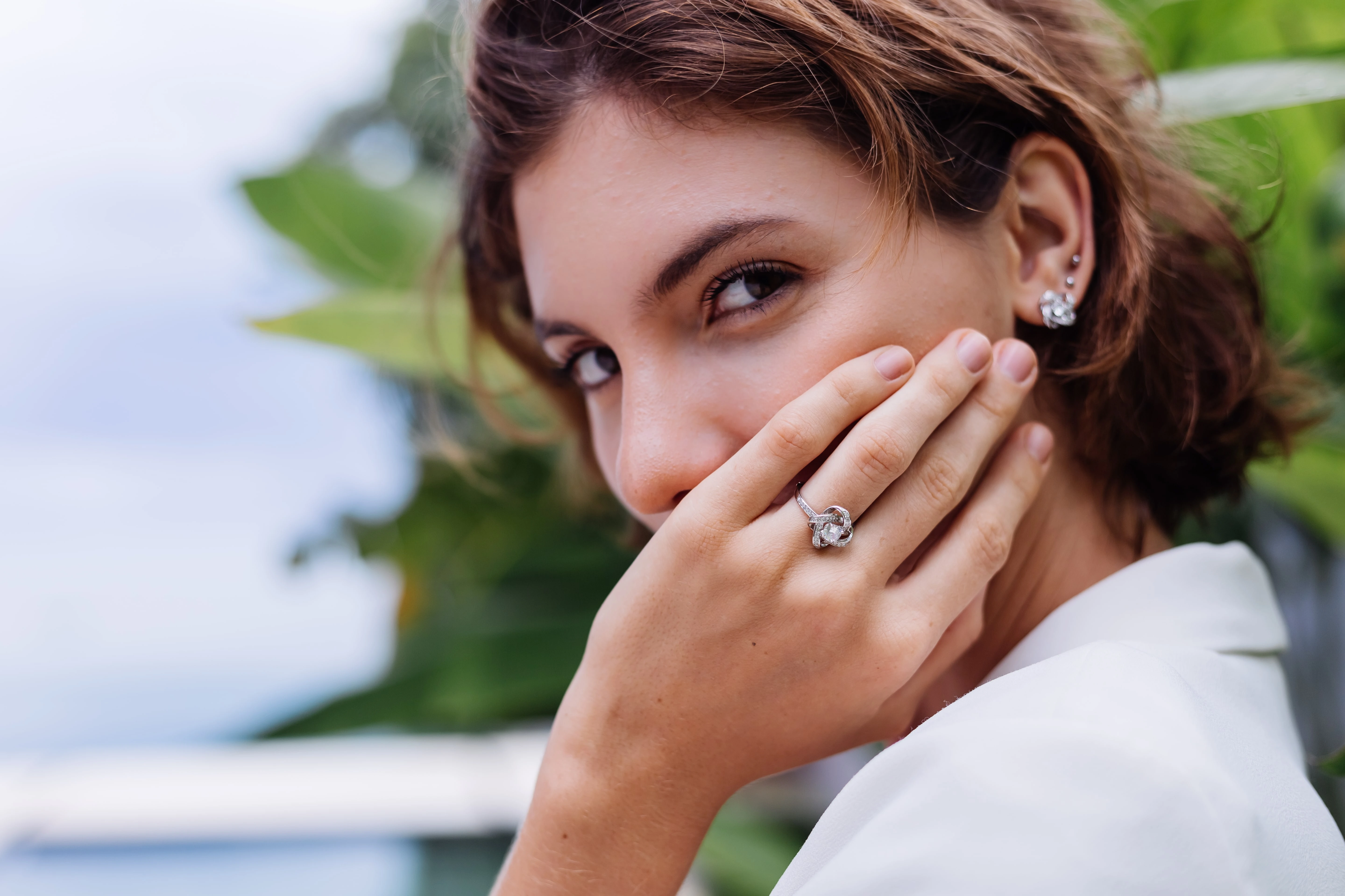 A woman who combined her earrings and ring in the same style