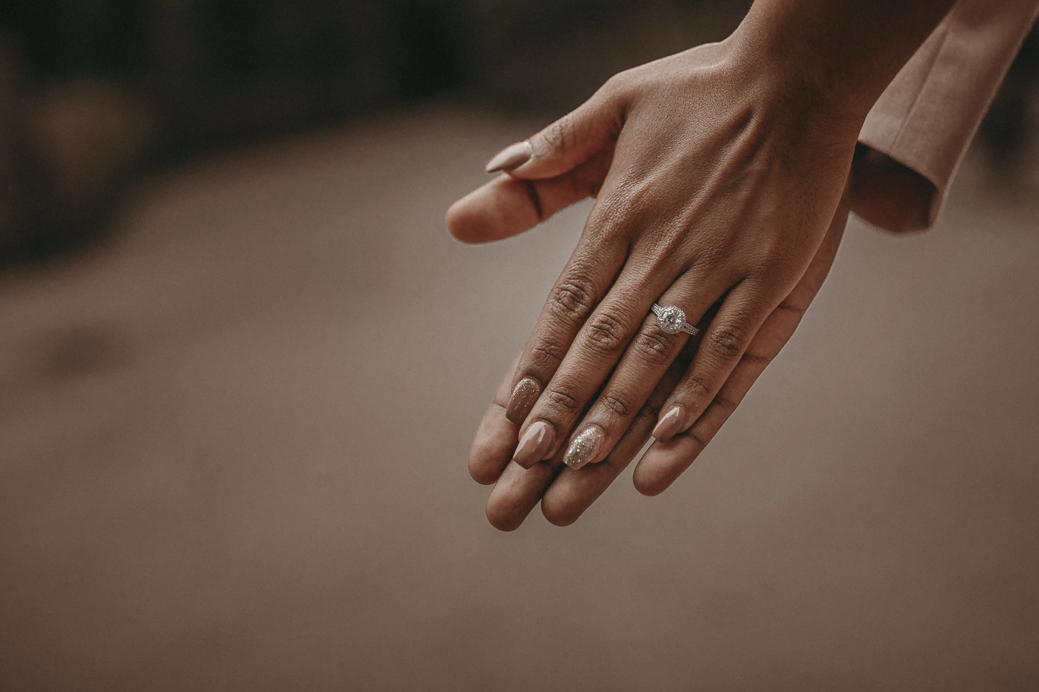 Ruky s krásnym snubným prsteňom