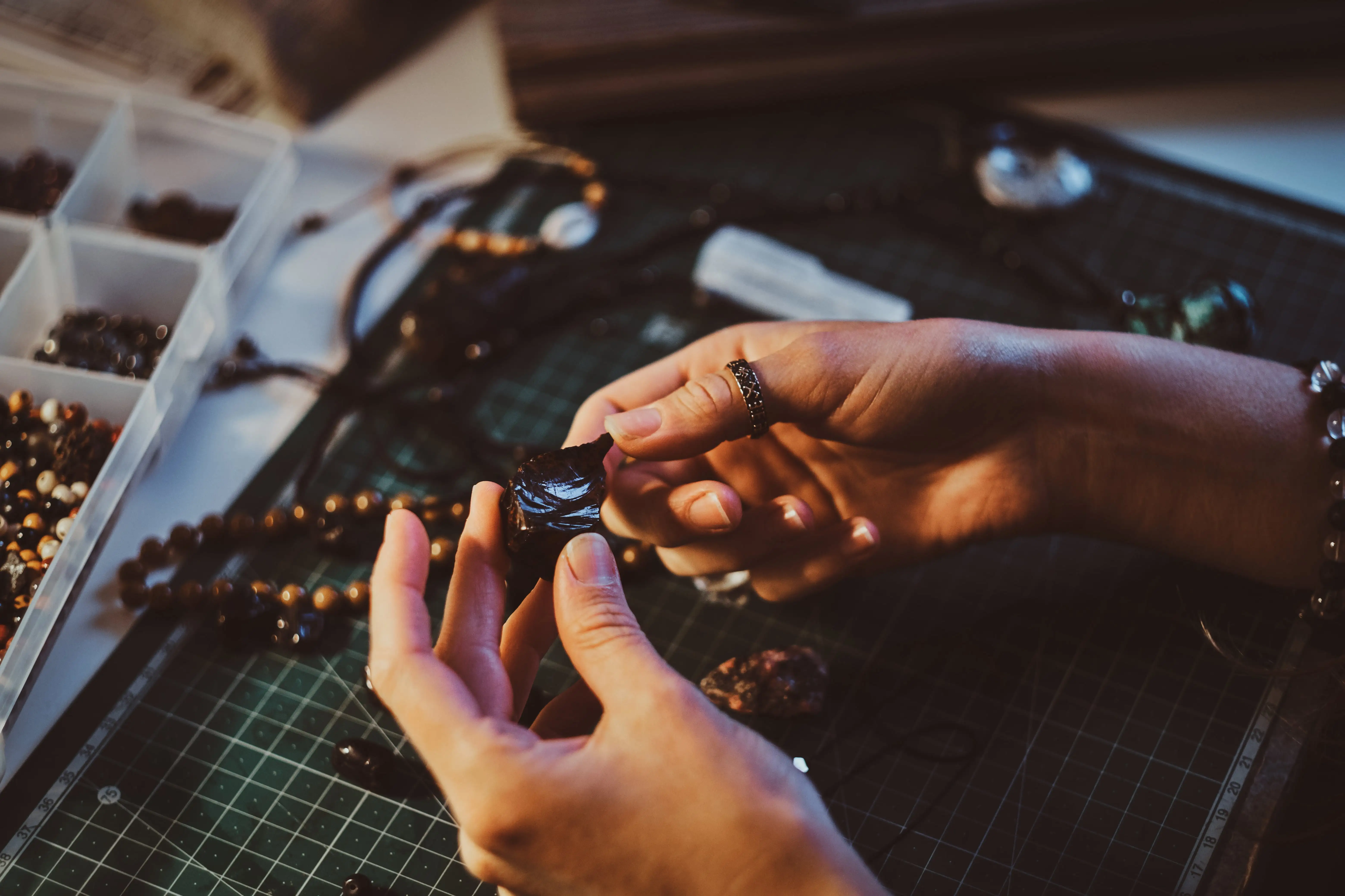 Žena ručne vyrába šperky